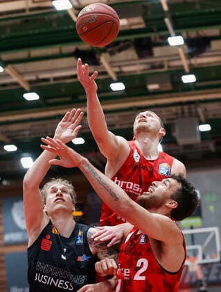 05.05.2021, Basketball, BBL 2020 2021, 33. Spieltag, s.Oliver Wuerzburg - NINERS Chemnitz, GER, Wuerzburg, s.Oliver Arena, Bild: v. li. Malte Ziegenhagen (NINERS Chemnitz), Felix Hoffmann (s.Oliver Wuerzburg) und Brekkott Chapman (s.Oliver Wuerzburg) Copyright: HMBxMedia xHeikoxBecker