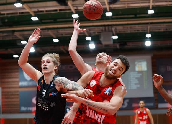 Sport Themen der Woche KW18 Sport Bilder des Tages 05.05.2021, Basketball, BBL 2020 2021, 33. Spieltag, s.Oliver Wuerzburg - NINERS Chemnitz, GER, Wuerzburg, s.Oliver Arena, Bild: v. li. Malte Ziegenhagen (NINERS Chemnitz), Felix Hoffmann (s.Oliver Wuerzburg) und Brekkott Chapman (s.Oliver Wuerzburg) Copyright: HMBxMedia xHeikoxBecker