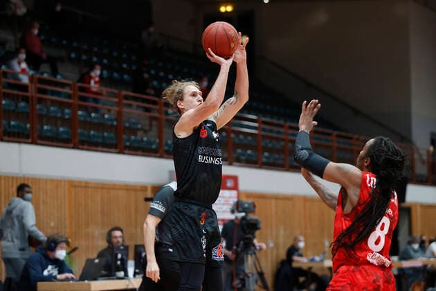 05.05.2021, Basketball, BBL 2020 2021, 33. Spieltag, s.Oliver Wuerzburg - NINERS Chemnitz, GER, Wuerzburg, s.Oliver Arena, Bild: v. li. Malte Ziegenhagen (NINERS Chemnitz) und Robert Lowery (s.Oliver Wuerzburg) Copyright: HMBxMedia xHeikoxBecker