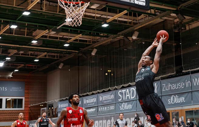 05.05.2021, Basketball, BBL 2020 2021, 33. Spieltag, s.Oliver Wuerzburg - NINERS Chemnitz, GER, Wuerzburg, s.Oliver Arena, Bild: v. li. Perry Jones III (s.Oliver Wuerzburg) und Isiaha Mike (NINERS Chemnitz) Copyright: HMBxMedia xHeikoxBecker