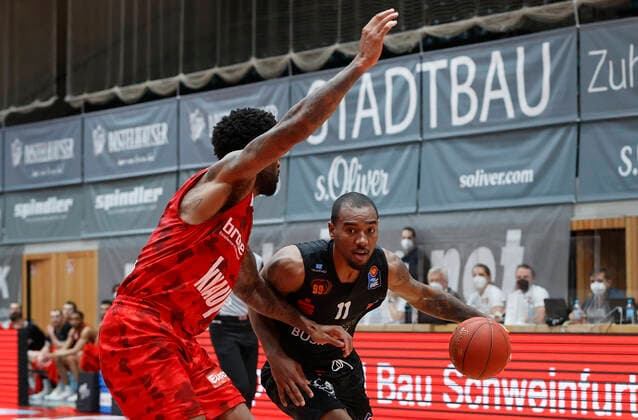 05.05.2021, Basketball, BBL 2020 2021, 33. Spieltag, s.Oliver Wuerzburg - NINERS Chemnitz, GER, Wuerzburg, s.Oliver Arena, Bild: v. li. Perry Jones III (s.Oliver Wuerzburg) und Isiaha Mike (NINERS Chemnitz) Copyright: HMBxMedia xHeikoxBecker