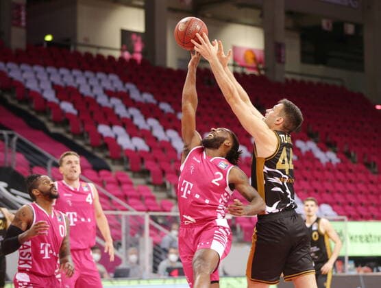 Xavier Pollard Telekom Baskets Bonn vs. Benedikt Turudic Basketball Löwen Braunschweig easyCredit BBL 1. Bundesliga , Saison 2020 2021 , 33. Spieltag