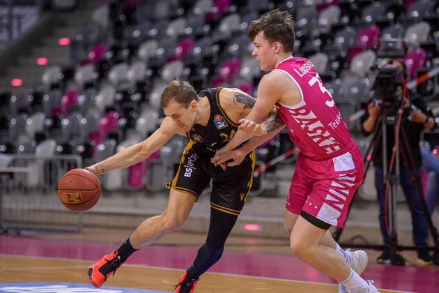 easyCredit BBL, Telekom Baskets Bonn vs. Basketball Loewen Braunschweig, 05.05.2021 Arnas Velicka (Basketball Löwen Braunschweig, 24), Simonas Lukosius (Telekom Baskets Bonn, 32), easyCredit BBL, Telekom Baskets Bonn vs. Basketball Loewen Braunschweig am 05.05.2021 im Telekom Dome Bonn, Bonn (Nordrhein-Westfalen) Copyright: xBEAUTIFULxSPORTS Mueller-Laschetx