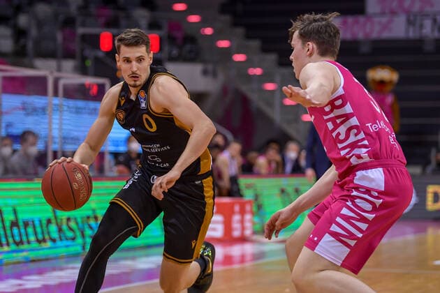 easyCredit BBL, Telekom Baskets Bonn vs. Basketball Loewen Braunschweig, 05.05.2021 Lukas Wank (Basketball Löwen Braunschweig, 0), Simonas Lukosius (Telekom Baskets Bonn, 32), easyCredit BBL, Telekom Baskets Bonn vs. Basketball Loewen Braunschweig am 05.05.2021 im Telekom Dome Bonn, Bonn (Nordrhein-Westfalen) Copyright: xBEAUTIFULxSPORTS Mueller-Laschetx