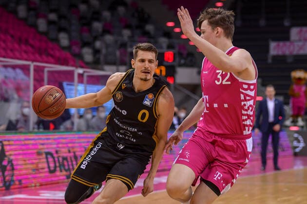 easyCredit BBL, Telekom Baskets Bonn vs. Basketball Loewen Braunschweig, 05.05.2021 Lukas Wank (Basketball Löwen Braunschweig, 0), Simonas Lukosius (Telekom Baskets Bonn, 32), easyCredit BBL, Telekom Baskets Bonn vs. Basketball Loewen Braunschweig am 05.05.2021 im Telekom Dome Bonn, Bonn (Nordrhein-Westfalen) Copyright: xBEAUTIFULxSPORTS Mueller-Laschetx
