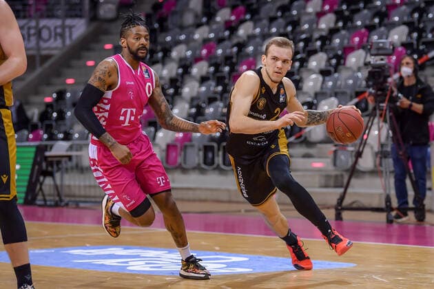 easyCredit BBL, Telekom Baskets Bonn vs. Basketball Loewen Braunschweig, 05.05.2021 Arnas Velicka (Basketball Löwen Braunschweig, 24), Alex Hamilton (Telekom Baskets Bonn, 0), easyCredit BBL, Telekom Baskets Bonn vs. Basketball Loewen Braunschweig am 05.05.2021 im Telekom Dome Bonn, Bonn (Nordrhein-Westfalen) Copyright: xBEAUTIFULxSPORTS Mueller-Laschetx
