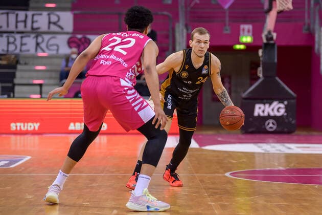 easyCredit BBL, Telekom Baskets Bonn vs. Basketball Loewen Braunschweig, 05.05.2021 Arnas Velicka (Basketball Löwen Braunschweig, 24), Gabriel de Oliveira (Telekom Baskets Bonn, 22), easyCredit BBL, Telekom Baskets Bonn vs. Basketball Loewen Braunschweig am 05.05.2021 im Telekom Dome Bonn, Bonn (Nordrhein-Westfalen) Copyright: xBEAUTIFULxSPORTS Mueller-Laschetx