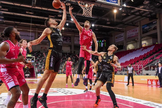 easyCredit BBL, Telekom Baskets Bonn vs. Basketball Loewen Braunschweig, 05.05.2021 Benedikt Turudic (Basketball Loewen Braunschweig 44), Kilian Binapfl (Telekom Baskets Bonn 12), easyCredit BBL, Telekom Baskets Bonn vs. Basketball Loewen Braunschweig am 05.05.2021 im Telekom Dome Bonn, Bonn (Nordrhein-Westfalen) Copyright: xBEAUTIFULxSPORTS Mueller-Laschetx