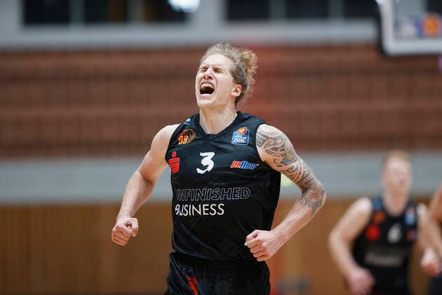 05.05.2021, Basketball, BBL 2020 2021, 33. Spieltag, s.Oliver Wuerzburg - NINERS Chemnitz, GER, Wuerzburg, s.Oliver Arena, Bild: v. li. Topscorer der Partie, Malte Ziegenhagen (NINERS Chemnitz) jubelt nach einem Dreier Copyright: HMBxMedia xHeikoxBecker