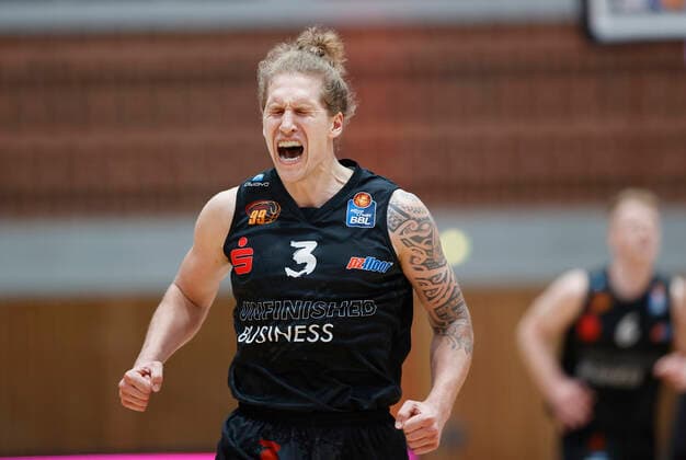 05.05.2021, Basketball, BBL 2020 2021, 33. Spieltag, s.Oliver Wuerzburg - NINERS Chemnitz, GER, Wuerzburg, s.Oliver Arena, Bild: v. li. Topscorer der Partie, Malte Ziegenhagen (NINERS Chemnitz) jubelt nach einem Dreier Copyright: HMBxMedia xHeikoxBecker