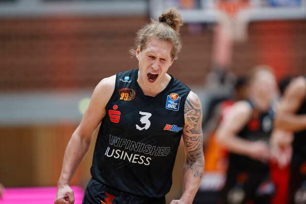 05.05.2021, Basketball, BBL 2020 2021, 33. Spieltag, s.Oliver Wuerzburg - NINERS Chemnitz, GER, Wuerzburg, s.Oliver Arena, Bild: v. li. Topscorer der Partie, Malte Ziegenhagen (NINERS Chemnitz) jubelt nach einem Dreier Copyright: HMBxMedia xHeikoxBecker
