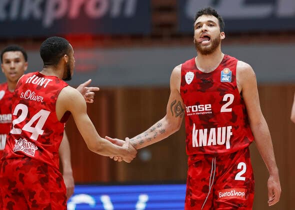 05.05.2021, Basketball, BBL 2020 2021, 33. Spieltag, s.Oliver Wuerzburg - NINERS Chemnitz, GER, Wuerzburg, s.Oliver Arena, Bild: v. li. Cameron Hunt (s.Oliver Wuerzburg) troestet Brekkott Chapman (s.Oliver Wuerzburg) nach dem verworfenen Freiwurf zum Ausgleich Copyright: HMBxMedia xHeikoxBecker