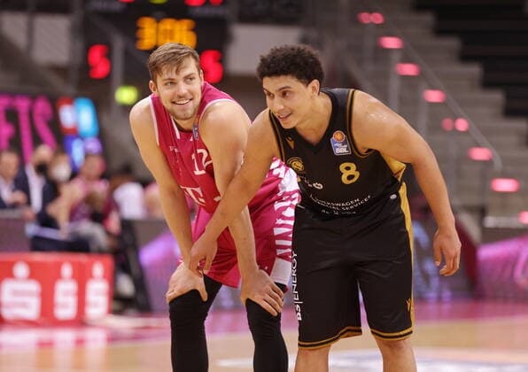 Kilian Binapfl Telekom Baskets Bonn vs. James Robinson Basketball Löwen Braunschweig easyCredit BBL 1. Bundesliga , Saison 2020 2021 , 33. Spieltag