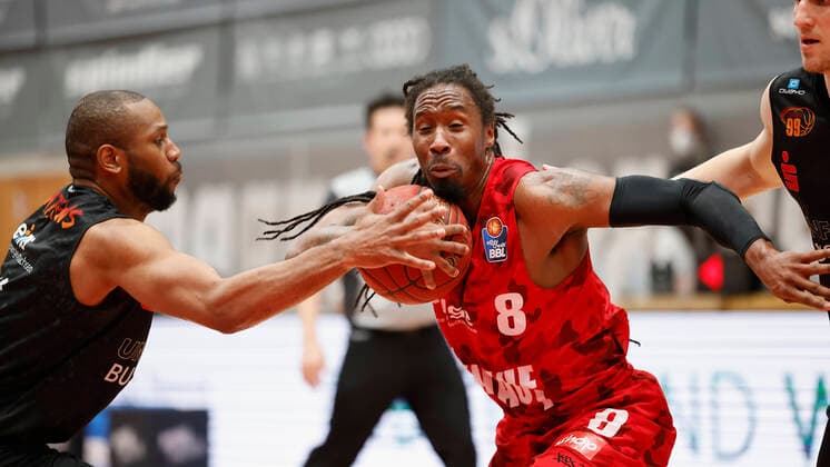 05.05.2021, Basketball, BBL 2020 2021, 33. Spieltag, s.Oliver Wuerzburg - NINERS Chemnitz, GER, Wuerzburg, s.Oliver Arena, Bild: v. li. Virgil Matthews (NINERS Chemnitz) und Robert Lowery (s.Oliver Wuerzburg) Copyright: HMBxMedia xHeikoxBecker
