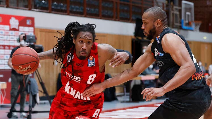 05.05.2021, Basketball, BBL 2020 2021, 33. Spieltag, s.Oliver Wuerzburg - NINERS Chemnitz, GER, Wuerzburg, s.Oliver Arena, Bild: v. li. Robert Lowery (s.Oliver Wuerzburg) und Virgil Matthews (NINERS Chemnitz) Copyright: HMBxMedia xHeikoxBecker
