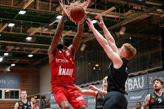 05.05.2021, Basketball, BBL 2020 2021, 33. Spieltag, s.Oliver Wuerzburg - NINERS Chemnitz, GER, Wuerzburg, s.Oliver Arena, Bild: v. li. Perry Jones III (s.Oliver Wuerzburg), Malte Ziegenhagen (NINERS Chemnitz) und Luis Figge (NINERS Chemnitz) Copyright: HMBxMedia xHeikoxBecker