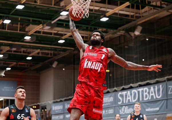 05.05.2021, Basketball, BBL 2020 2021, 33. Spieltag, s.Oliver Wuerzburg - NINERS Chemnitz, GER, Wuerzburg, s.Oliver Arena, Bild: v. li. Filip Stanic (NINERS Chemnitz) und Perry Jones III (s.Oliver Wuerzburg) Copyright: HMBxMedia xHeikoxBecker