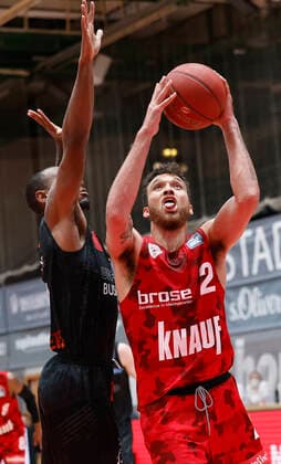 05.05.2021, Basketball, BBL 2020 2021, 33. Spieltag, s.Oliver Wuerzburg - NINERS Chemnitz, GER, Wuerzburg, s.Oliver Arena, Bild: v. li. Isiaha Mike (NINERS Chemnitz) und Brekkott Chapman (s.Oliver Wuerzburg) Copyright: HMBxMedia xHeikoxBecker