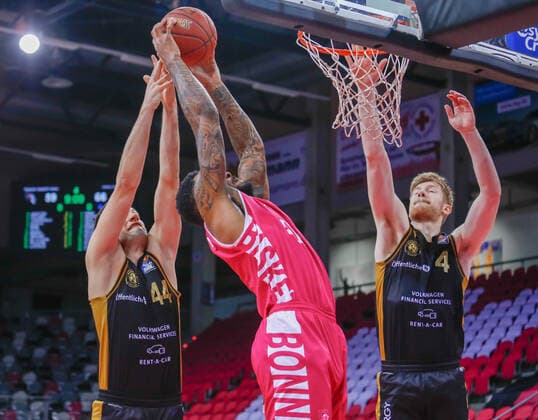 Benedikt Turudic (Basketball Loewen Braunschweig 44), James Thompson IV (Telekom Baskets Bonn, 03) und Luc van Slooten (Basketball Loewen Braunschweig 04) kaempfen um den Rebound. Telekom Baskets Bonn vs. Basketball Loewen Braunschweig, Herren, Basketball, Bundesliga, 33. Spieltag, 2020 2021, 04.05.2021 Telekom Baskets Bonn vs. Basketball Loewen Braunschweig, Herren, Basketball, Bundesliga, 33.Spieltag, 2020 2021, 04.05.2021 Bonn Copyright: xJulianxMeusel Eibner-Pressefotox EP_JML