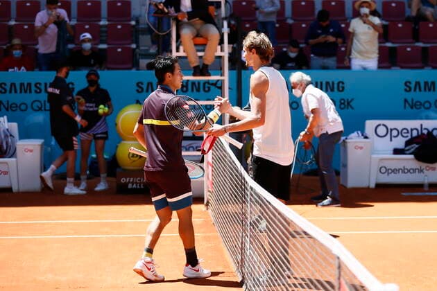 (L-R) Kei Nishikori (JPN), Alexander Zverev (GER), MAY 5, 2021 - Tennis : Kei Nishikori of Japan and Alexander Zverev of Germany after Singles 2nd round match on the ATP, Tennis Herren World Tour Masters 1000 Mutua Madrid Open tennis tournament at the Caja Magica in Madrid, Spain. Noxthirdxpartyxsales  (0117103530st)