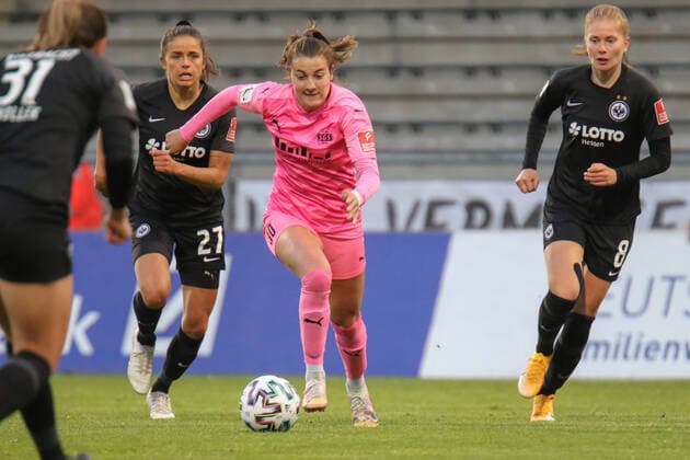 Feiersinger Laura,(Eintracht Frankfurt, 27),Wamser Carlotta,(SGS Essen, 30),Nuesken Sjoeke,(Eintracht Frankfurt, 8), (DFL DFBB REGULATIONS PROBHIT ANY USE OF PHOTOGRAPHERS as IMAGE SEQUENCES and or QUASI-VIDEO ) , GER, Fussball, Frauen 1.Bundesliga, Eintracht Frankfurt -SGS Essen, 05.05.2021, Frankfurt Copyright: xEibner-Pressefoto UlrichxScherbaumx EP_usm