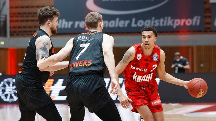 05.05.2021, Basketball, BBL 2020 2021, 33. Spieltag, s.Oliver Wuerzburg - NINERS Chemnitz, GER, Wuerzburg, s.Oliver Arena, v. li. Dominique Johnson (NINERS Chemnitz), Jonas Richter (NINERS Chemnitz) und Tyson Ward (s.Oliver Wuerzburg) Copyright: HMBxMedia xHeikoxBecker