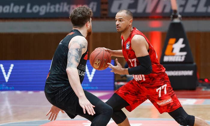 05.05.2021, Basketball, BBL 2020 2021, 33. Spieltag, s.Oliver Wuerzburg - NINERS Chemnitz, GER, Wuerzburg, s.Oliver Arena, v. li. Dominique Johnson (NINERS Chemnitz) und Alex King (s.Oliver Wuerzburg) Copyright: HMBxMedia xHeikoxBecker