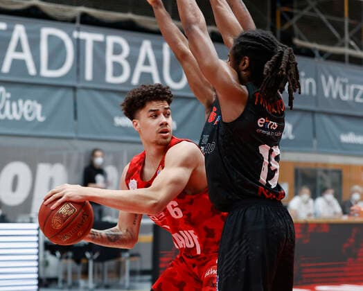 05.05.2021, Basketball, BBL 2020 2021, 33. Spieltag, s.Oliver Wuerzburg - NINERS Chemnitz, GER, Wuerzburg, s.Oliver Arena, Bild: v. li. Joshua Obiesie (s.Oliver Wuerzburg), Isiaha Mike (NINERS Chemnitz) und Marcus Thornton (NINERS Chemnitz) Copyright: HMBxMedia xHeikoxBecker
