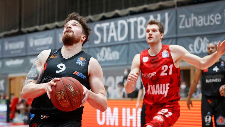 05.05.2021, Basketball, BBL 2020 2021, 33. Spieltag, s.Oliver Wuerzburg - NINERS Chemnitz, GER, Wuerzburg, s.Oliver Arena, Bild: v. li. Dominique Johnson (NINERS Chemnitz) und Florian Koch (s.Oliver Wuerzburg) Copyright: HMBxMedia xHeikoxBecker