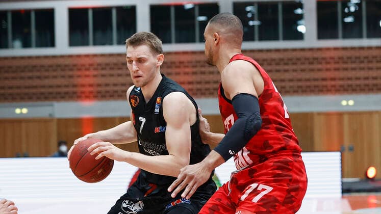 05.05.2021, Basketball, BBL 2020 2021, 33. Spieltag, s.Oliver Wuerzburg - NINERS Chemnitz, GER, Wuerzburg, s.Oliver Arena, Bild: v. li. Jonas Richter (NINERS Chemnitz) und Alex King (s.Oliver Wuerzburg) Copyright: HMBxMedia xHeikoxBecker