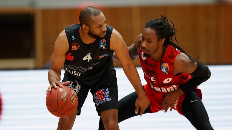 05.05.2021, Basketball, BBL 2020 2021, 33. Spieltag, s.Oliver Wuerzburg - NINERS Chemnitz, GER, Wuerzburg, s.Oliver Arena, Bild: v. li. Virgil Matthews (NINERS Chemnitz) und Robert Lowery (s.Oliver Wuerzburg) Copyright: HMBxMedia xHeikoxBecker
