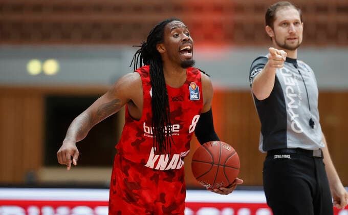 05.05.2021, Basketball, BBL 2020 2021, 33. Spieltag, s.Oliver Wuerzburg - NINERS Chemnitz, GER, Wuerzburg, s.Oliver Arena, Bild: v. li. Robert Lowery (s.Oliver Wuerzburg) Copyright: HMBxMedia xHeikoxBecker