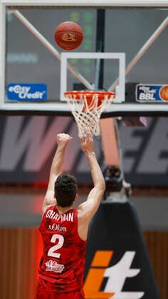 05.05.2021, Basketball, BBL 2020 2021, 33. Spieltag, s.Oliver Wuerzburg - NINERS Chemnitz, GER, Wuerzburg, s.Oliver Arena, Bild: v. li. Verworfener Freiwurf von Brekkott Chapman (s.Oliver Wuerzburg), der 8 sec vor Ende den Ausgleich bedeutet haette Copyright: HMBxMedia xHeikoxBecker