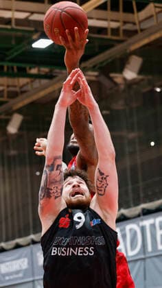05.05.2021, Basketball, BBL 2020 2021, 33. Spieltag, s.Oliver Wuerzburg - NINERS Chemnitz, GER, Wuerzburg, s.Oliver Arena, Bild: v. li. Perry Jones III (s.Oliver Wuerzburg) und Dominique Johnson (NINERS Chemnitz) Copyright: HMBxMedia xHeikoxBecker
