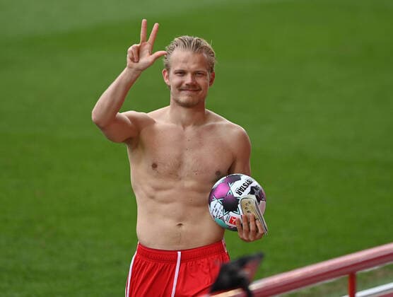 Fussball, Herren, Saison 2020 21, 1. Bundesliga (31. Spieltag), 1. FC Union Berlin - SV Werder Bremen (3:1), Joel Pohjanpalo (1. FC Union) erzielte per Hattrick drei Tore für Union, er sicherte sich den Ball nach Abpfiff, 24.04. 2021, *** Football, Men, Season 2020 21, 1 Bundesliga 31 Matchday , 1 FC Union Berlin SV Werder Bremen 3 1 , Joel Pohjanpalo 1 FC Union scored three goals for Union via hat-trick, he secured the ball after the final whistle, 24 04 2021, Copyright: xMatthiasxKochx