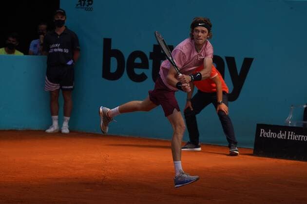 John Isner (US) VS AndréiRubliov (RUS) Durning Match Master 1000 - Mutua Madrid Open 2021, Madrid May 6, 2021 Cordon Press
