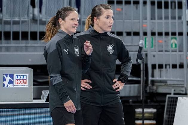 v.li.: Maike Merz (Schiedsrichterin) und Tanja Kuttler (Schiedsrichterin), beide Schiedsrichterinnen vor dem Anpfiff, Schiedsrichtergespann, Gespann, weibliche Gespannschiedsrichter, 06.05.2021, Mannheim (Deutschland), Handball, Bundesliga, Rhein-Neckar Löwen - Füchse Berlin