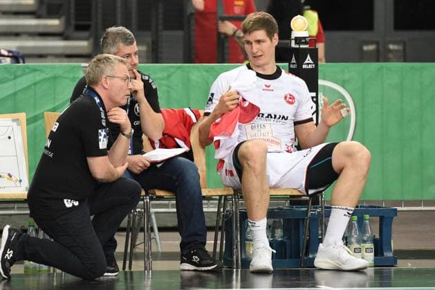 Leipzig, Deutschland 06. Mai 2021: 1.HBL - 2020 2021 - DHfK Leipzig vs. MT Melsungen v.li. rainer Gudmundur Gudmundsson (Melsungen), Co-Trainer Arjan Haenen (Melsungen) und Finn Lemke (Melsungen) Arena Leipzig Sachsen Copyright: xFotostandx xBallaschx