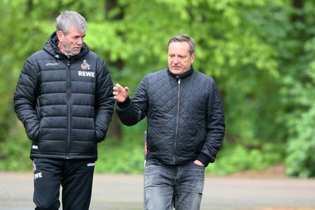 Sport Themen der Woche KW18 1. FC Köln Training 1. FC Köln, Training, von links: Friedhelm Funkel (1.FC Köln) und Horst Heldt (1. FC Köln) auf dem Weg nach dem Training in die Kabine, 07.05.2021, Bild: *** 1 FC Köln training 1 FC Köln, training, from left Friedhelm Funkel 1 FC Köln and Horst Heldt 1 FC Köln on their way to the dressing room after the training, 07 05 2021, picture