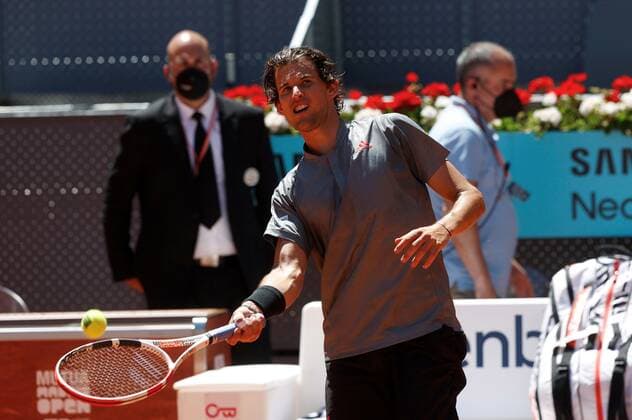 Dominic Thiem of Austria celebrates after defeating Jon Isner of the US during their Mutua Madrid Open quartefinal match held in Madrid, Spain, 07 May 2021. Mutua Madrid Open tennis tournament !ACHTUNG: NUR REDAKTIONELLE NUTZUNG!  Copyright: xCHEMAxMOYAx GRAF1516 20210507-637559975939783839