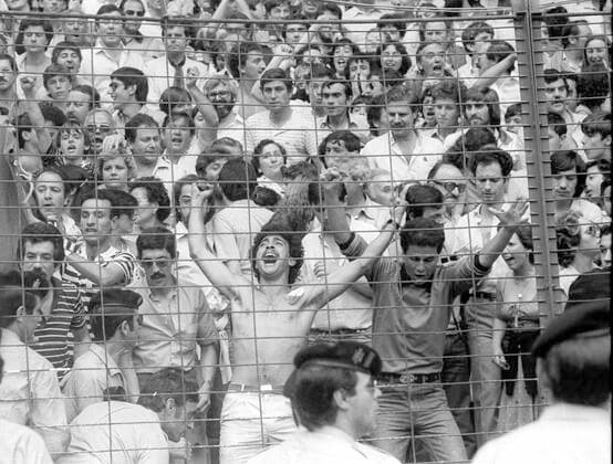 WM 82: Deutschland - Oesterreich 1:0 25.6. in Gijon. Algerische Fans fühlen sich betrogen. Vorne spanische Polizisten *** World Cup 82 Germany Austria 1 0 25 6 in Gijon Algerian fans feel cheated Spanish policemen in front HM
