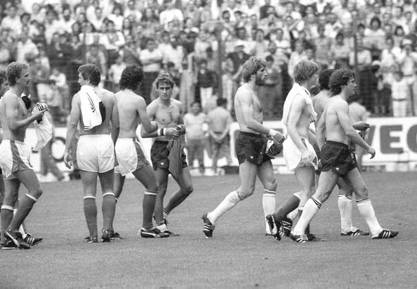 Fußball-Weltmeisterschaft 1982: Deutschland - Österreich 1:0 25.06.1982 Schlußbild : Spieler gehen vom Platz *** Football World Cup 1982 Germany Austria 1 0 25 06 1982 Final picture players leaving the field HM