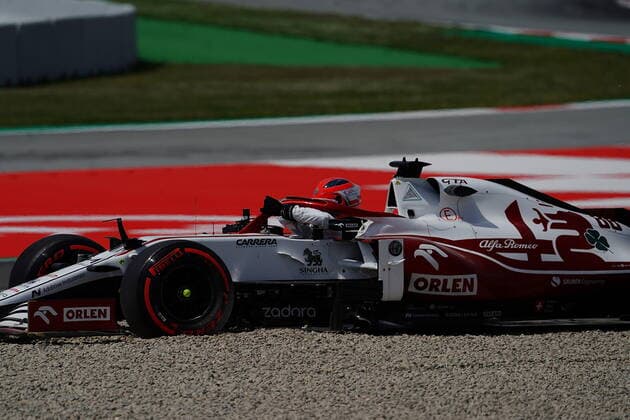 F1 Aramco Grand Prix von Spanien 2021 07.05.2021, Circuit de Catalunya, Barcelona, F1 Aramco Grand Prix von Spanien 2021 , im Bild Ausritt von Testfahrer Robert Kubica (POL 88), Alfa Romeo Racing ORLEN ins Kiesbett in der neuen Kurve 10, Kubica muss das Training aufgeben.