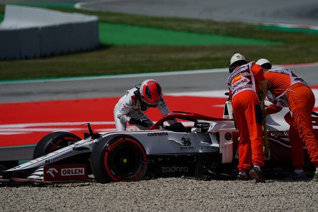 F1 Aramco Grand Prix von Spanien 2021 07.05.2021, Circuit de Catalunya, Barcelona, F1 Aramco Grand Prix von Spanien 2021 , im Bild Ausritt von Testfahrer Robert Kubica (POL 88), Alfa Romeo Racing ORLEN ins Kiesbett in der neuen Kurve 10, Kubica muss das Training aufgeben, er versucht verzweifelt das Lenkrad wieder aufzustecken.
