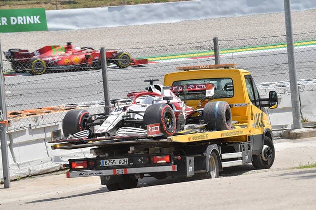 F1 Aramco Grand Prix von Spanien 2021 07.05.2021, Circuit de Catalunya, Barcelona, F1 Aramco Grand Prix von Spanien 2021 , im Bild Das havarierte Auto von Testfahrer Robert Kubica (POL 88), Alfa Romeo Racing ORLEN wird mit einem Abschleppwagen in das Fahrerlager zurück gebracht.