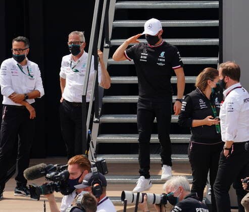 F1 Aramco Grand Prix von Spanien 2021 07.05.2021, Circuit de Catalunya, Barcelona, F1 Aramco Grand Prix von Spanien 2021 , im Bild Valtteri Bottas (FIN 77), Mercedes-AMG Petronas Formula One Team salutiert in Richtung Teamchef und Geschäftsführer Toto Wolff (Mercedes-AMG Petronas F1 Team).