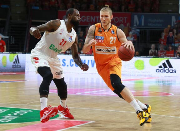 21 James Gist (FCBB) gegen 21 Dylan Osetkowski (Ulm) Basketball, Easycredit BBL, FC Bayern München - Ratiopharm Ulm im Audi Dome am 07.05.2021 FOTO: Mladen Lackovic LakoPress