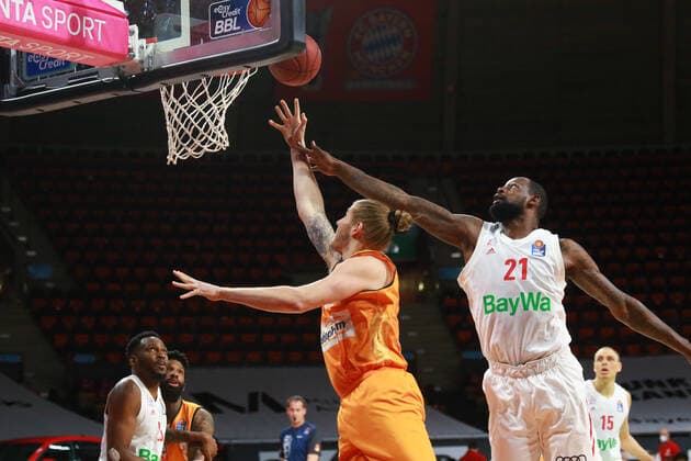 21 James Gist (FCBB) gegen 21 Dylan Osetkowski (Ulm) Basketball, Easycredit BBL, FC Bayern München - Ratiopharm Ulm im Audi Dome am 07.05.2021 FOTO: Mladen Lackovic LakoPress
