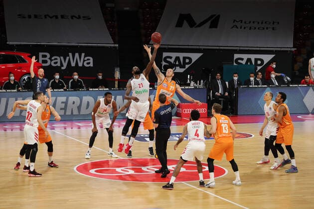 Tip-Off der Partie GER, FC Bayern Basketball vs. ratiopharm ulm, Basketball, 1.Bundesliga, Saison 2020 2021, 07.05.2021, GER, FC Bayern Basketball vs. ratiopharm ulm, Basketball, 1.Bundesliga, Saison 2020 2021, 07.05.2021, Muenchen Copyright: xEIBNER MarcelxEngelbrechtx EP_EER