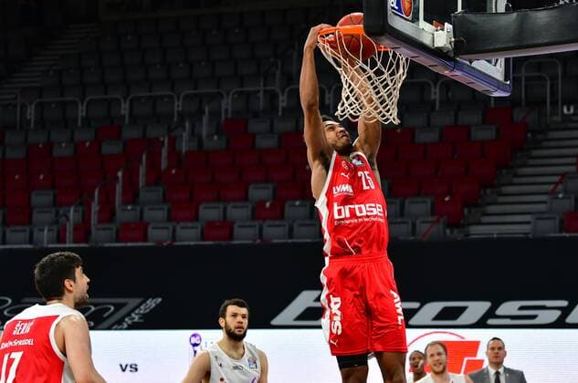 BAMBERG 07.05.2021 --- Basketball ---- easycredit 1. Basketball Bundesliga ---- 30. Spieltag: Brose Bamberg vs BG Göttingen --- Kenneth Ogbe (25, Brose Bamberg) mit Dunk gegen Luke Nelson (6, BG Göttingen) --- Foto: Hans-Martin Issler isslerimages ---- Brose Bamberg vs BG Göttingen